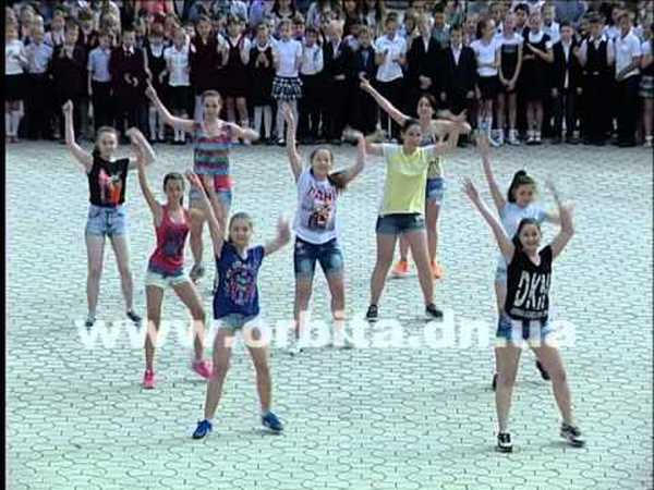 Школьники Красноармейска порадовали очередным танцевальным флешмобом