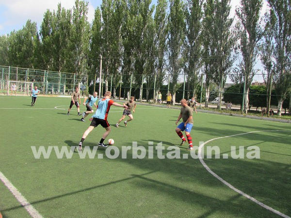 Как молодежь Красноармейска с военными в футбол играли (фото)