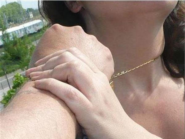 Житель Красноармейска срывал золотые украшения с женщин Димитрова