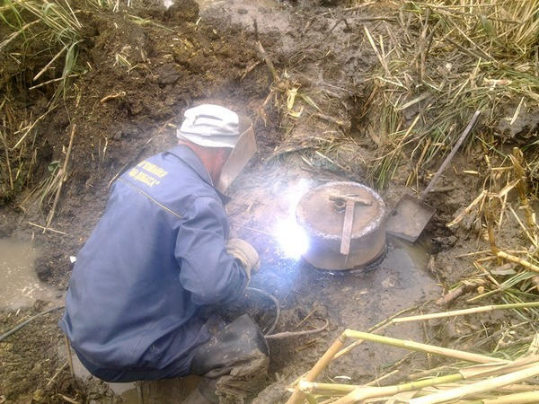 Ремонтники из Красноармейска с риском для жизни отремонтировали водопровод на линии фронта