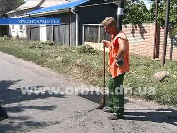 Невероятная жара не мешает ремонту дорог в Красноармейске