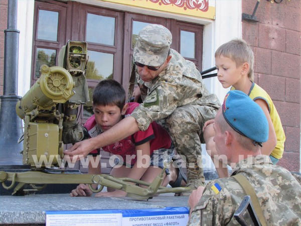 В Димитрове десантники в День ВДВ устроили детям праздник