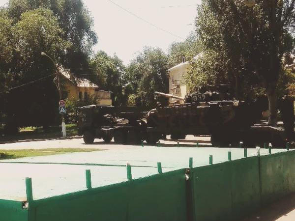 Российские танки прячут во дворах больниц Донецка