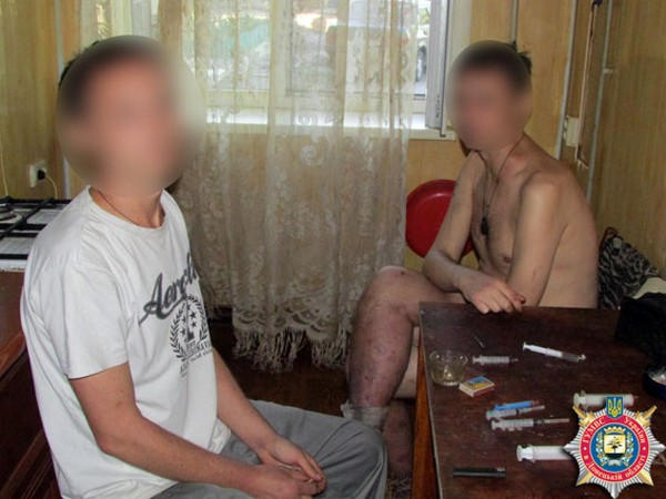 В Селидово двое братьев организовали в квартире наркопритон