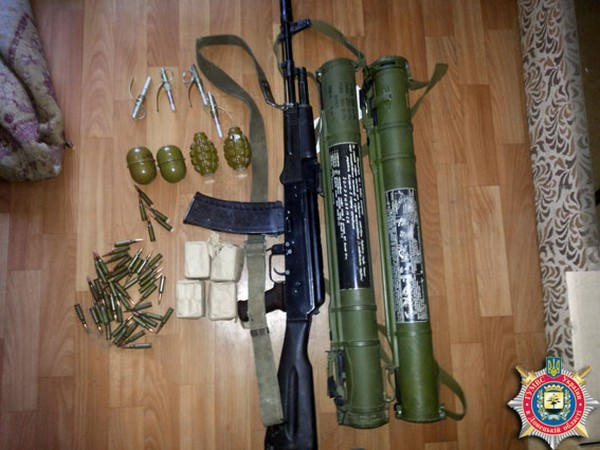 У боевика из Новогродовки обнаружен огромный арсенал оружия
