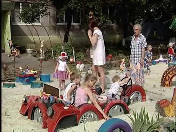 Благодаря небезразличным родителям в Димитрове появилась сказочная детская площадка