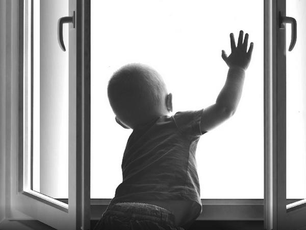 В Димитрове из окна выпал трехлетний ребенок
