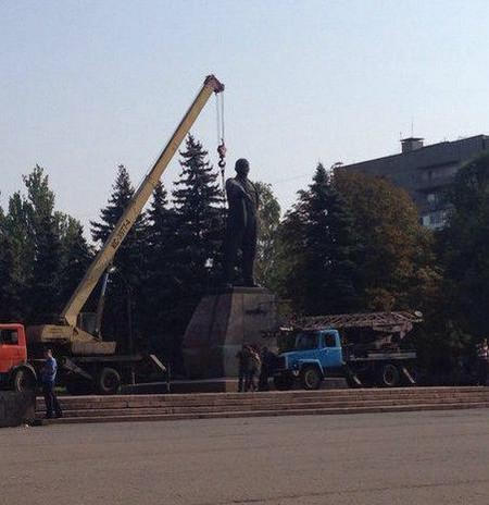 В Селидово демонтировали огромный памятник Ленину