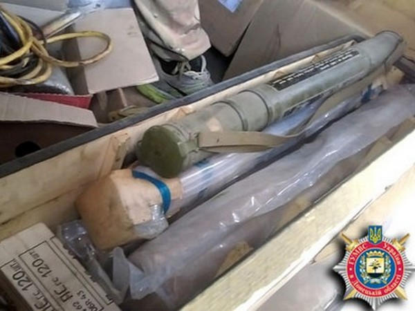 В Селидово обнаружен автомобиль, набитый оружием и боеприпасами