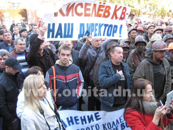 Протестующие шахтеры «Краснолиманской» направились освобождать своего директора в Краматорск