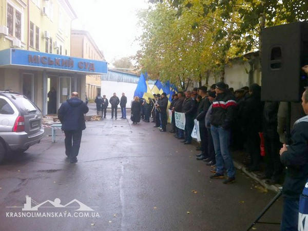 Шахтеры «Краснолиманской» митингуют под стенами суда в Краматорске