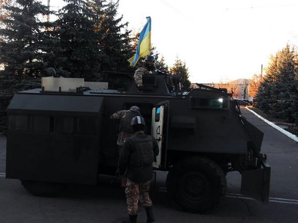 В Димитрове военные с милицией «освобождали» и «обороняли» административные здания