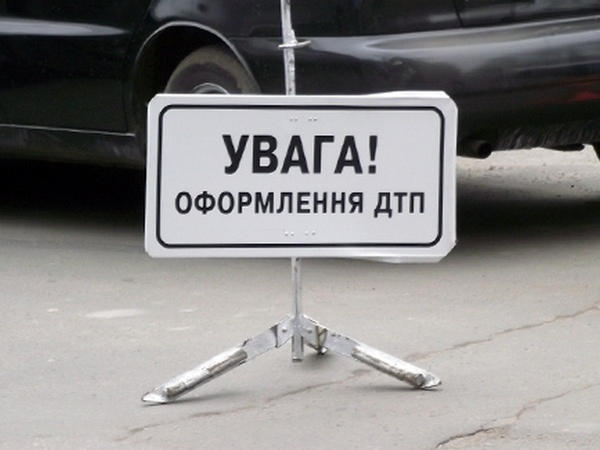 В районе Новогродовки легковушка протаранила автомобиль с военными: есть пострадавшие