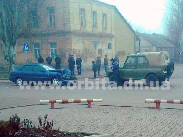 В центре Красноармейска столкнулись УАЗ и «Ланос»