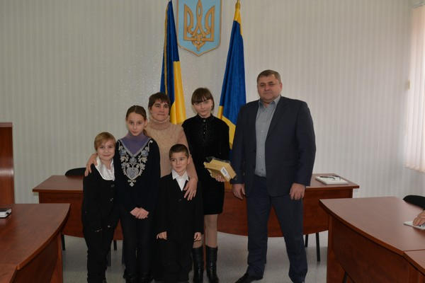 Дети Селидово, Новогродовки и Украинска накануне Дня Святого Николая получили подарки от народного депутата