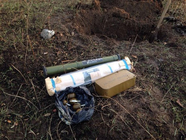 Житель Горняка закопал за автобусной остановкой гранатометы и боеприпасы