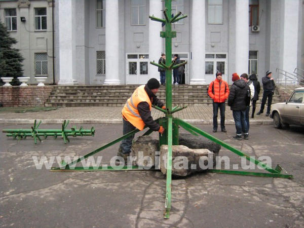 В Красноармейске начали устанавливать городскую елку: обещают закончить к четвергу