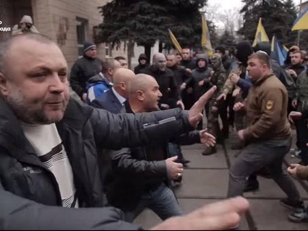 В Белозерском конфликт между мэром и «Азовом» едва не перерос в массовые беспорядки