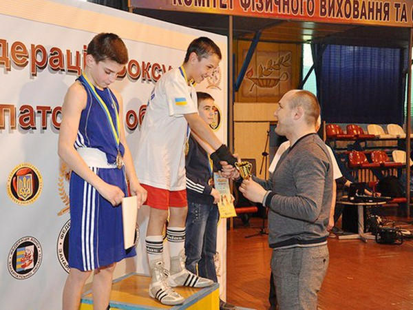 Школьник из Покровска (Красноармейска) стал открытием Чемпионата Украины по боксу