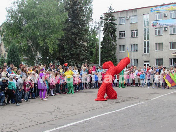 Детям Покровска подарили красочный праздник