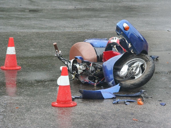 В Покровске разыскивают автомобиль, который протаранил скутер и скрылся с мета ДТП