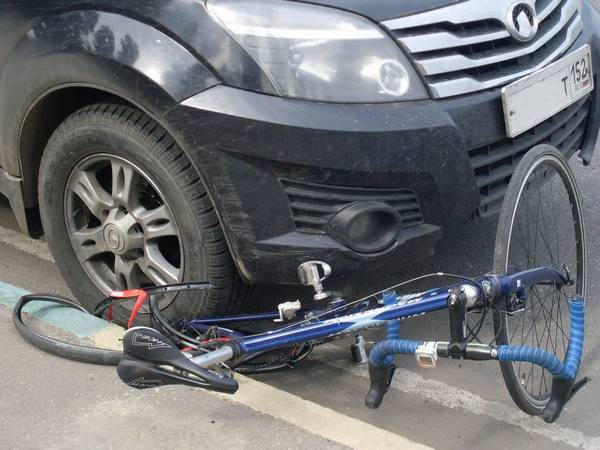 В Мирнограде автомобиль сбил 16-летнюю велосипедистку