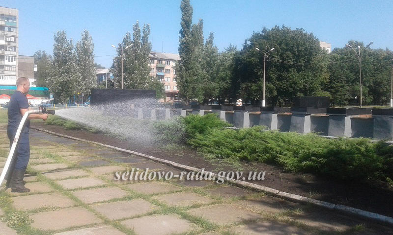 Во время июльской жары в центре Селидово спасатели поливали растения