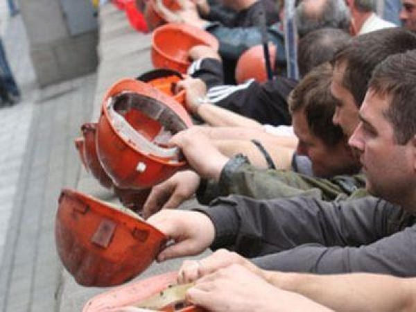 Горняки шахты имени Стаханова начали стихийную забастовку