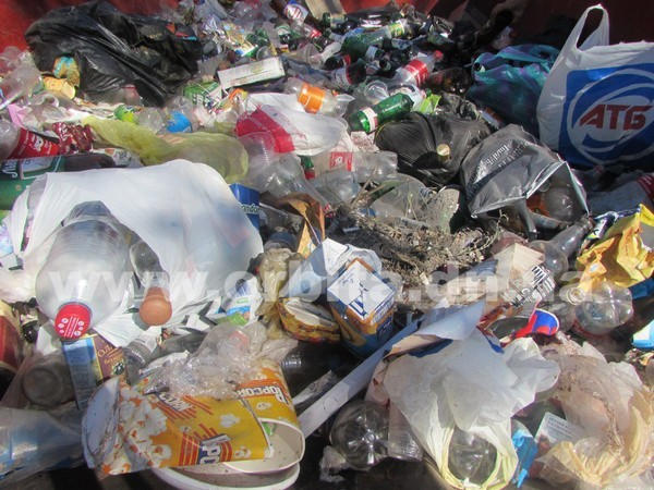 Жители Покровска после празднования Дня шахтера оставили кучи мусора