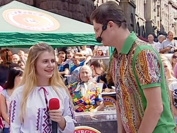 17-летняя Катя Доценко из Мирнограда приняла участие в столичном «Караоке на майдане»