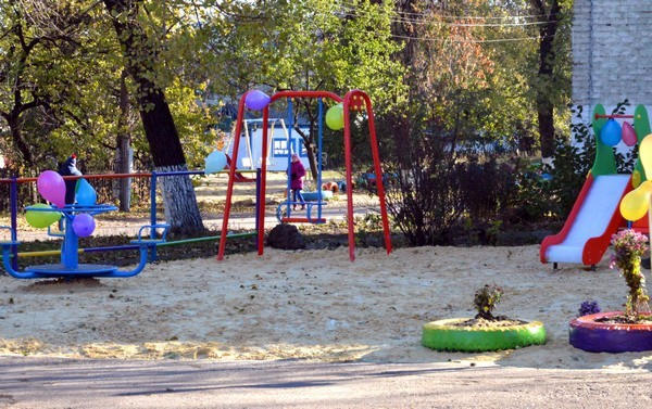 В поселке Острое благодаря народному депутату появилась современная детская площадка