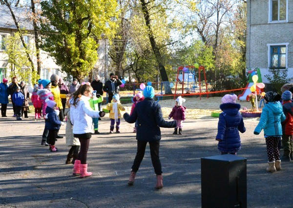 В поселке Острое благодаря народному депутату появилась современная детская площадка