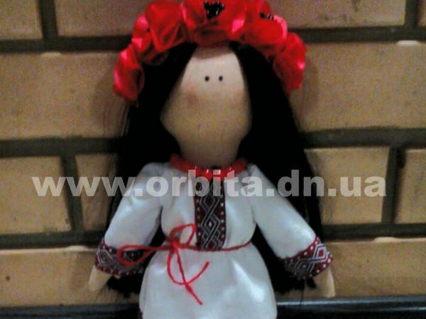 Жительница Покровска шьет патриотических кукол из ткани и помогает армии