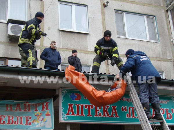 Страшное самоубийство в Покровске: мужчина с веревкой на шее выпал из окна многоэтажки