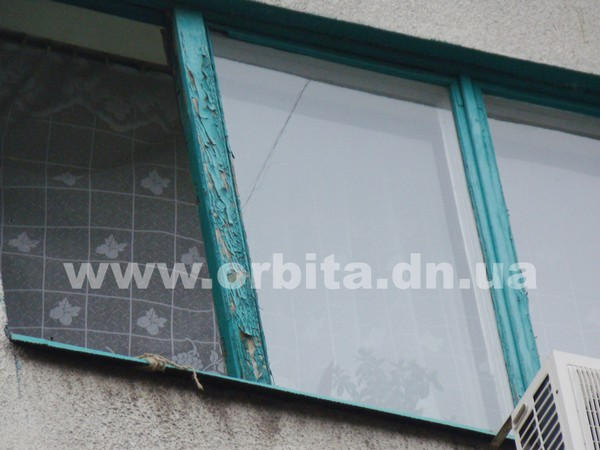 Страшное самоубийство в Покровске: мужчина с веревкой на шее выпал из окна многоэтажки