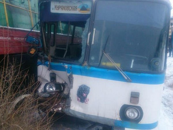 Автобус с работниками шахты «Кураховская» попал под поезд: есть пострадавшие