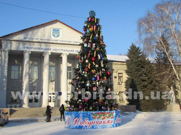 В Покровске нарядили городскую елку и ждут ее торжественного открытия