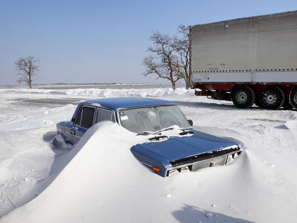 На автодорогах вблизи Селидово и Горняка образовались снежные заносы