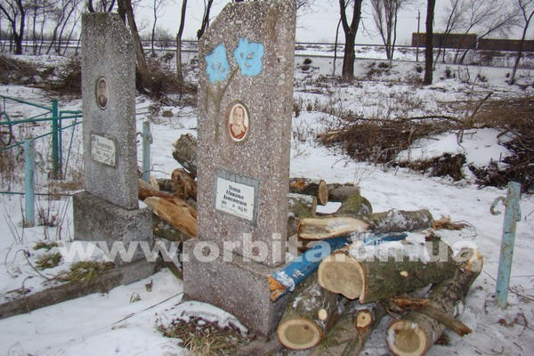 На кладбище Покровска деревья пилят - от крестов и оградок щепки летят