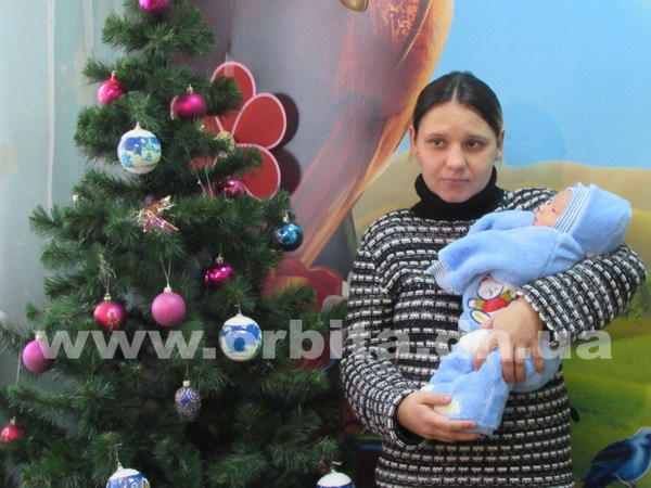В Покровске для малыша, родившегося первым в новом году, устроили торжественную выписку из роддома