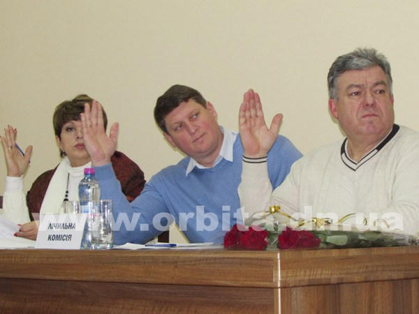 Мэра Покровска и его соратников депутаты щедро одарили премиями и надбавками