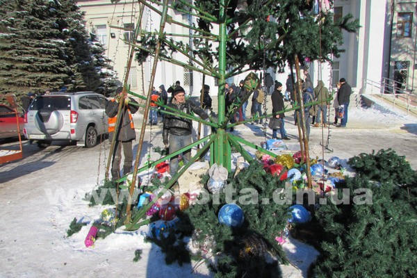 В Покровске демонтируют городскую елку и новогоднюю атрибутику