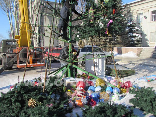 В Покровске демонтируют городскую елку и новогоднюю атрибутику