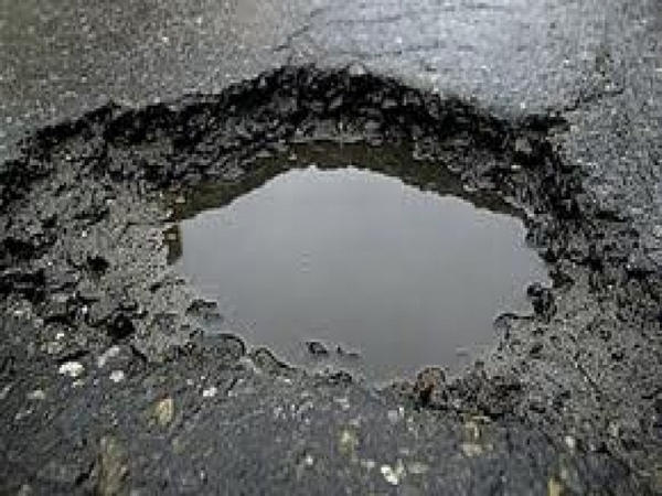 Как выполняют временный ремонт дорог в Покровске