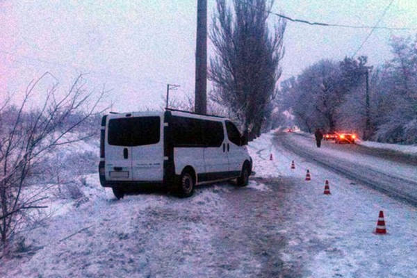 Столб помешал микроавтобусу с пассажирами доехать из Покровска в Харьков