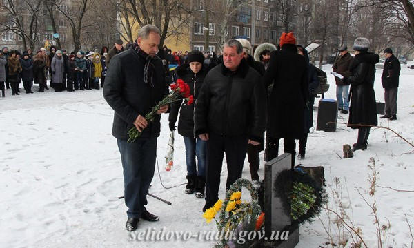 В Горняке почтили память жертв обстрела 13 февраля