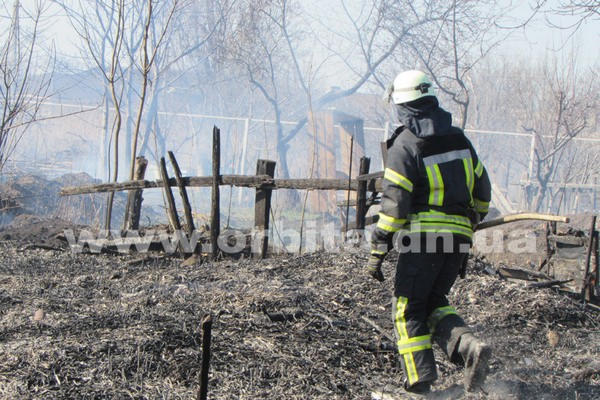 Горящий камыш едва не стал причиной масштабного пожара в Покровске