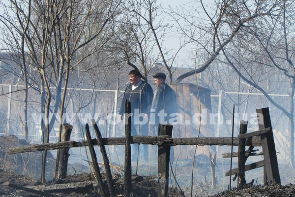 Горящий камыш едва не стал причиной масштабного пожара в Покровске