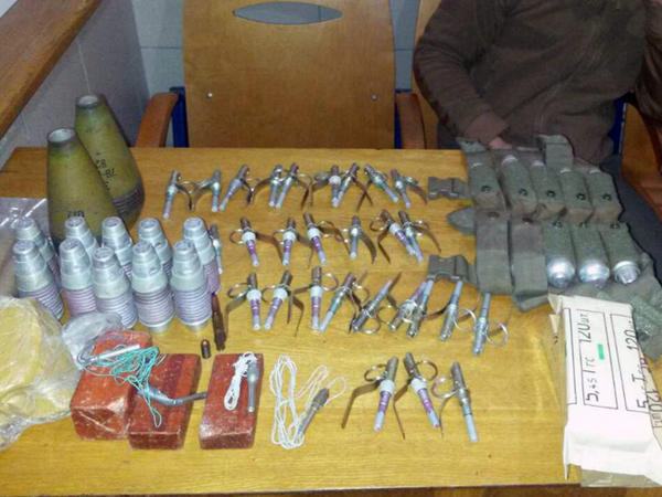 В Покровске задержали парня с огромным арсеналом взрывчатки и боеприпасов