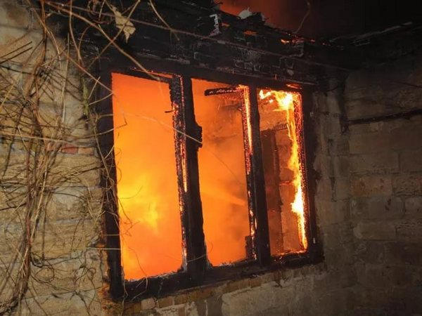Жителю Покровска не мешала спать даже горящая летняя кухня